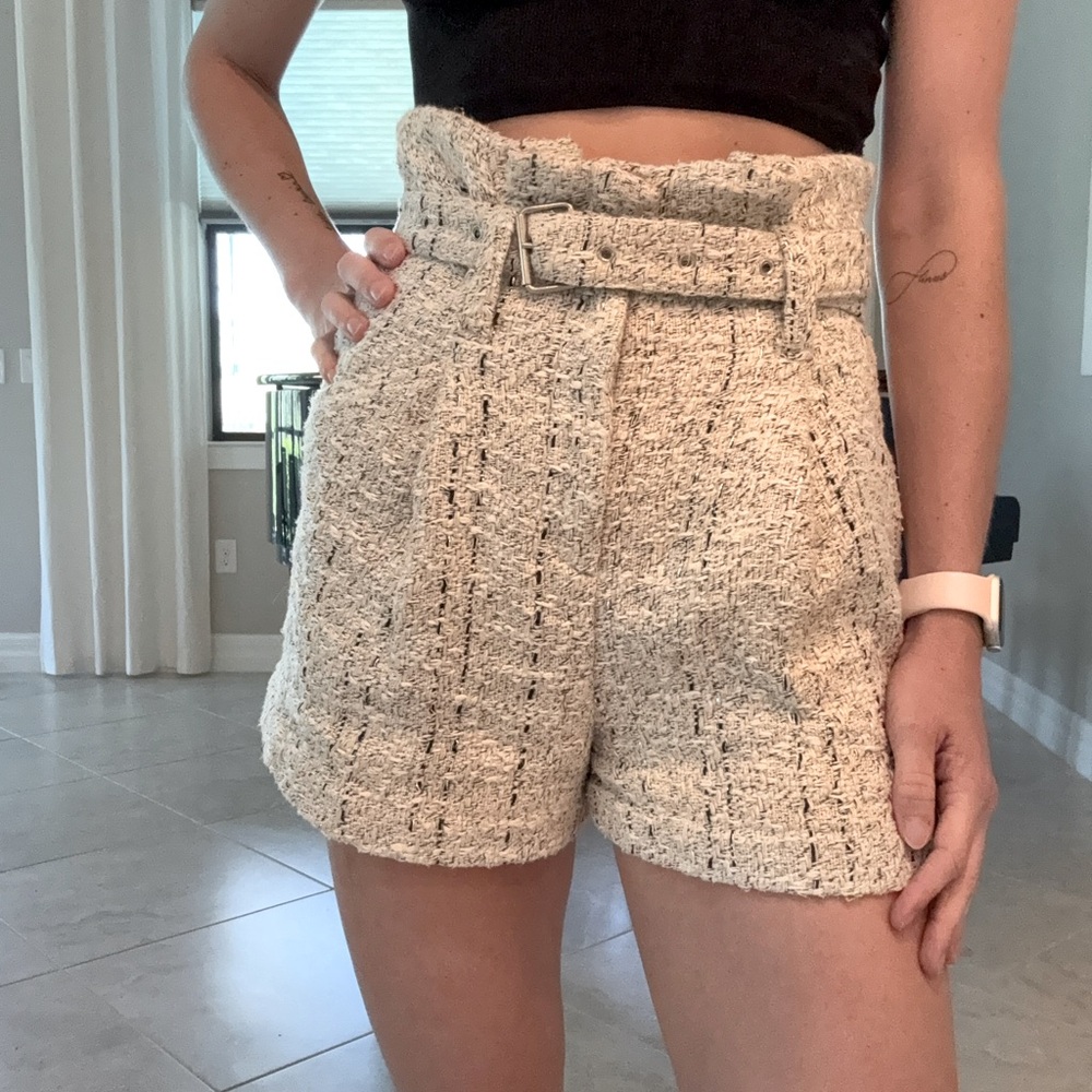 Knit high waisted shorts with beautiful threading (comes with belt)